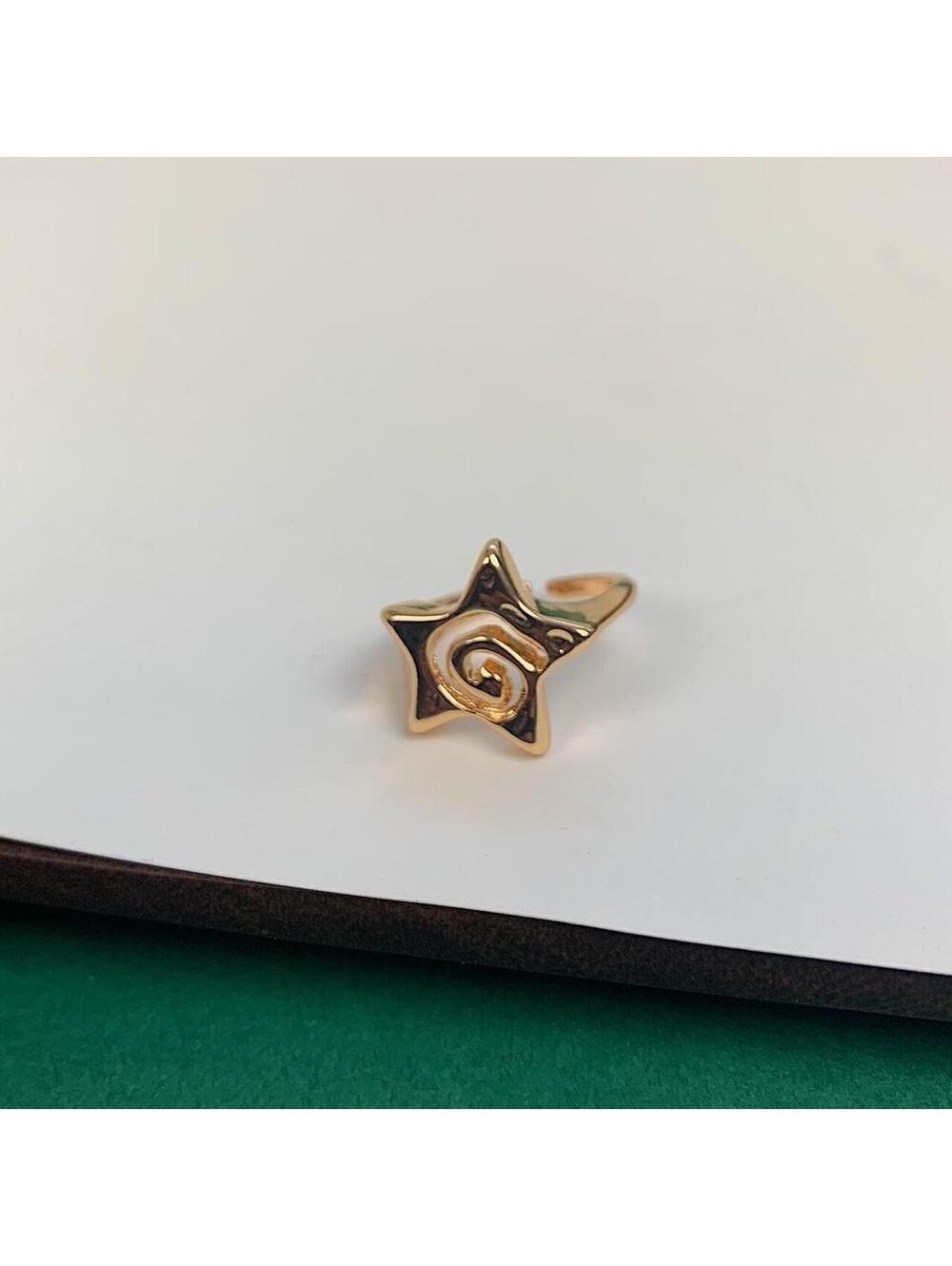 Y2k cyber style Gold swirl star ring. Fits size 7 best